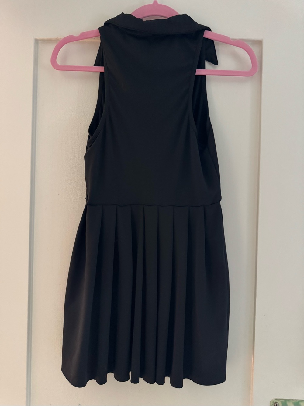 Stretchy Black Sleeveless V-Neck Collared Pleated Mini Dress - Picture 2 of 4